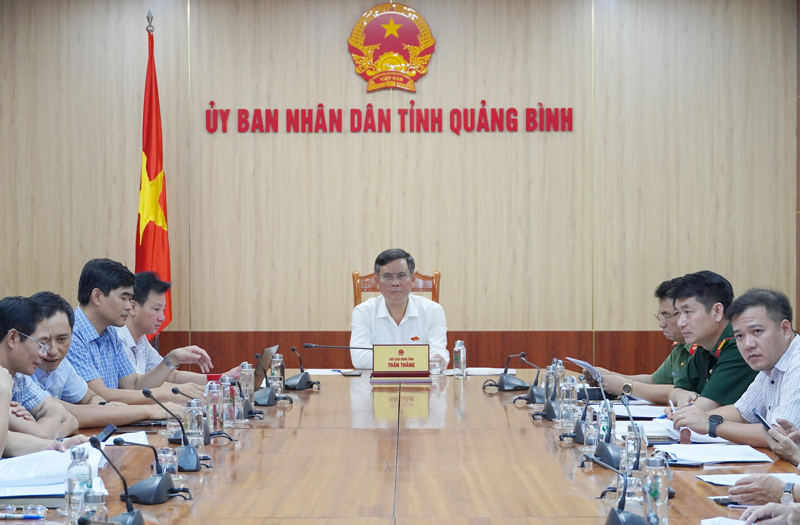  Đồng chí Chủ tịch UBND tỉnh Trần Thắng và đại diện lãnh đạo các sở, ngành, địa phương tham dự phiên họp tại điểm cầu Quảng Bình