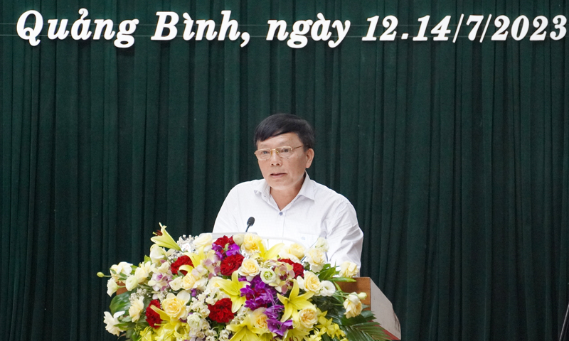 Ông Nguyễn Trường Sơn, Giám đốc Sở Lao động-Thương Binh và Xã hội trả lời chất vấn của các đại biểu.
