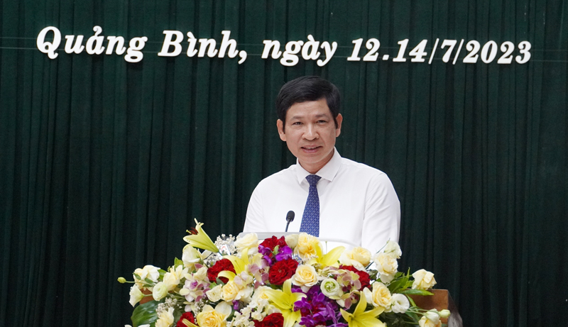 Đồng chí Phó Chủ tịch UBND tỉnh Hồ An Phong phát biểu tại phiên chất vấn về vấn đề lao động bỏ trốn, cư trú bất hợp pháp ở nước ngoài.