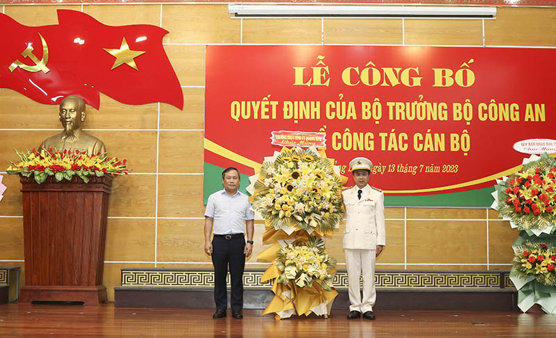 Đồng chí Bí thư Tỉnh ủy Vũ Đại Thắng tặng hoa chúc mừng đại tá Hoàng Khắc Lương.