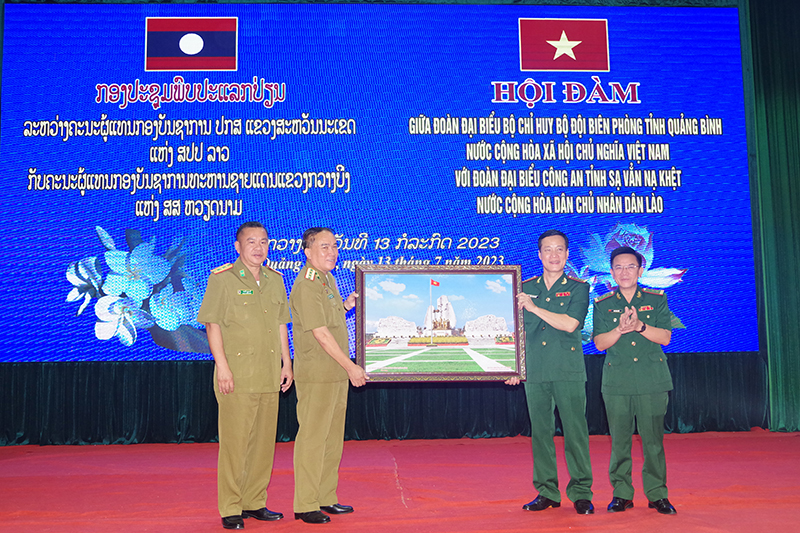 Lãnh đạo Bộ chỉ huy BĐBP tỉnh Quảng Bình trao quà cho đoàn công tác Công an tỉnh Sạ-vẳn-na-khệt (Lào).