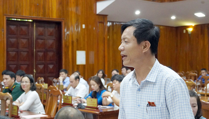 Đại biểu Phan Trần Nam tiếp tục chất vấn Giám đốc Sở Lao động-Thương Binh và Xã hội về vấn đề giá dịch vụ xuất khẩu lao động.