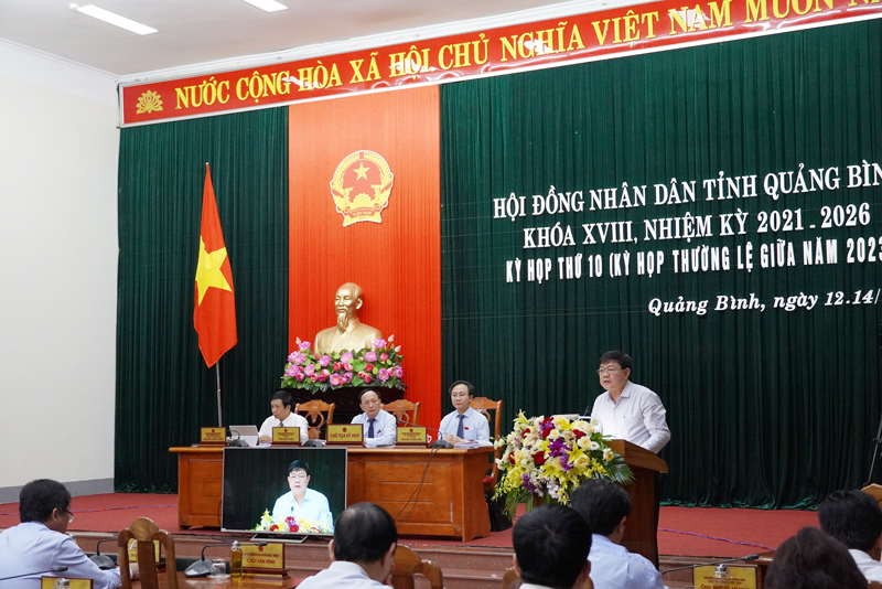 Chủ tịch UBND thị xã Ba Đồn Đoàn Minh Thọ báo cáo thêm về tình hình giải ngân vốn đầu tư công của địa phương.