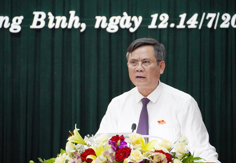 Đồng chí Chủ tịch UBND tỉnh Trần Thắng phát biểu tại kỳ họp.