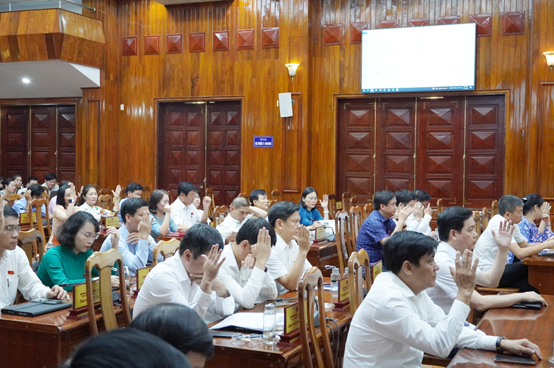 Các đại biểu HĐND tỉnh biểu quyết thông qua Nghị quyết về tiếp tục thực hiện kế hoạch vụ kinh tế-xã hội năm 2023