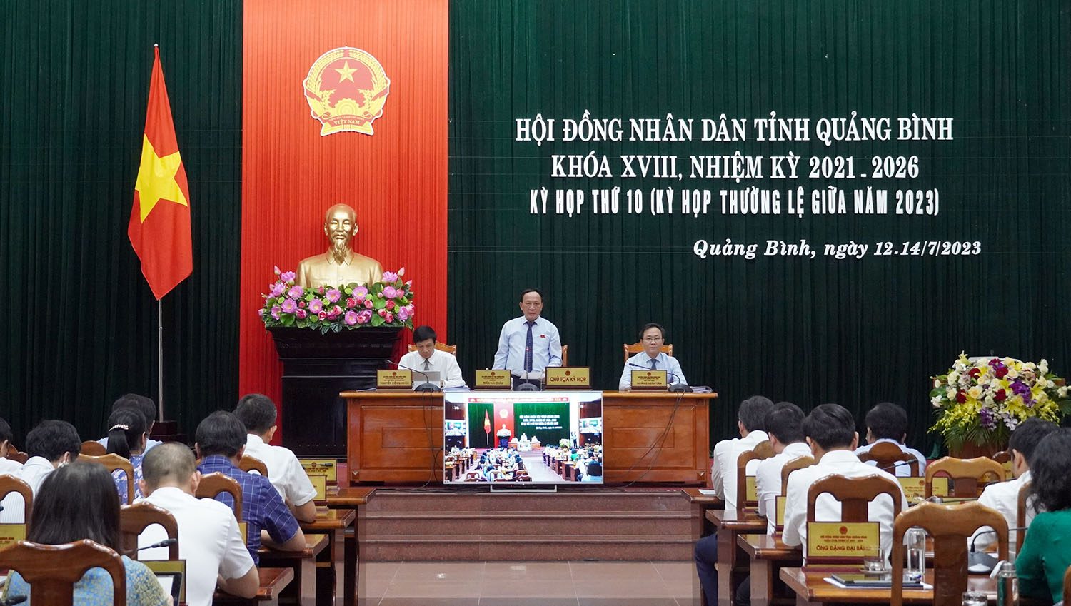 Đồng chí Chủ tịch HĐND tỉnh Trần Hải Châu và các đồng chí trong Thường trực HĐND tỉnh điều hành phiên họp