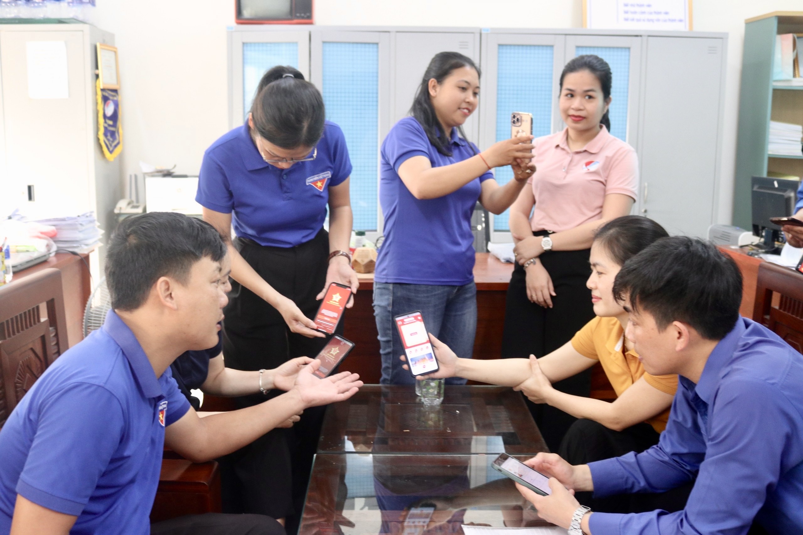 Lực lượng ĐVTN TP. Đồng Hới tích cực hỗ trợ người dân cài đặt mã định danh điện tử.