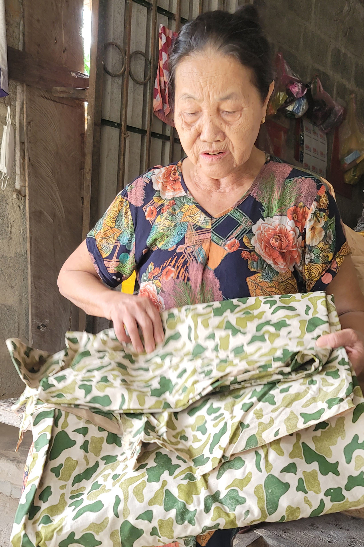Chị Lê Thị Thanh Xuân và những kỷ vật của liệt sỹ Ngô Xuân Bình để lại.