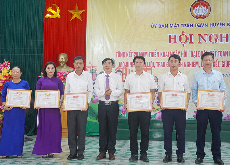 Nhiều tập thể, cá nhân có thành tích xuất sắc trong thực hiện Ngày hội Đại đoàn kết toàn dân tộc 20 năm qua, được Ủy ban MTTQVN huyện Bố Trạch tặng giấy khen.