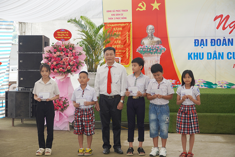 Thông qua Ngày hội Đại đoàn kết toàn dân tộc, nhiều hoàn cảnh khó khăn, học sinh nghèo vượt khó được tặng quà hỗ trợ.