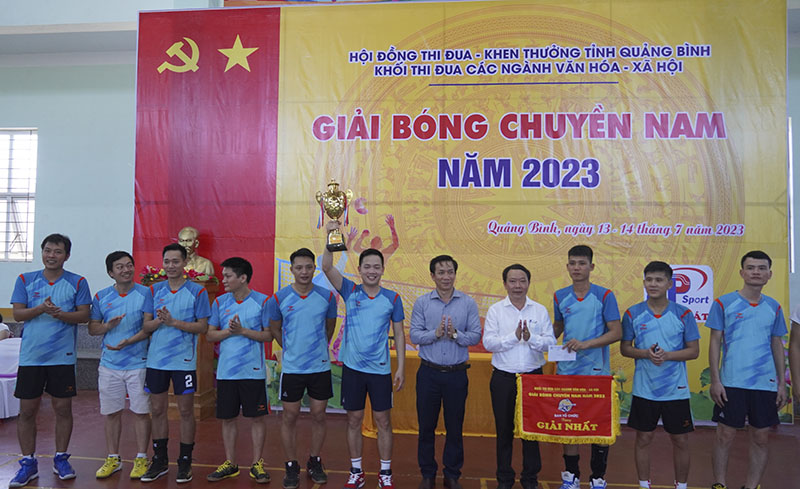 Ban tổ chức trao giải Nhất cho đội bóng của Sở Y tế