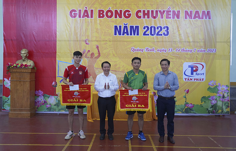 Ban tổ chức trao thưởng cho đội đoạt giải ba