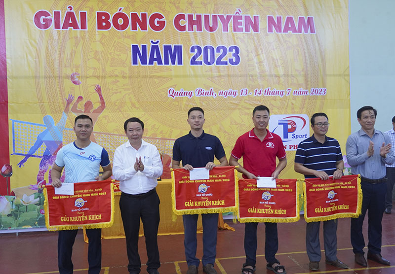 Ban tổ chức trao thưởng cho các đội đạt giải khuyến khích