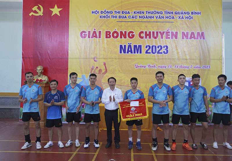 Ban tổ chức trao thưởng cho đôi đoạt giải nhì