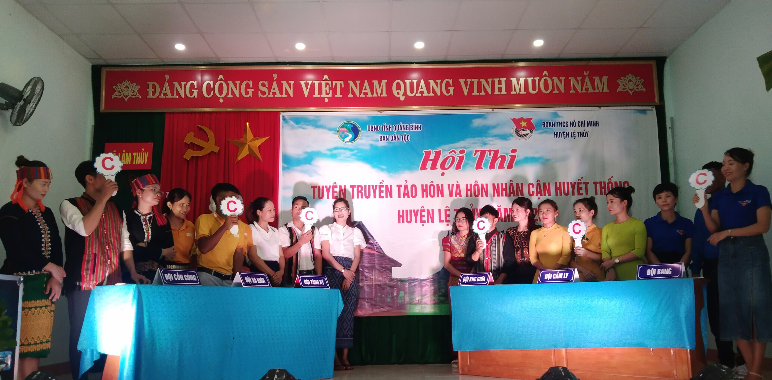 Các đội thi tham gia phần thi kiến thức.