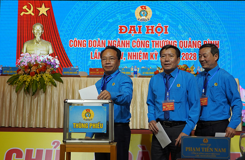 Các đại biểu bỏ phiếu bầu BCHCĐ ngành Công thương khóa IV.