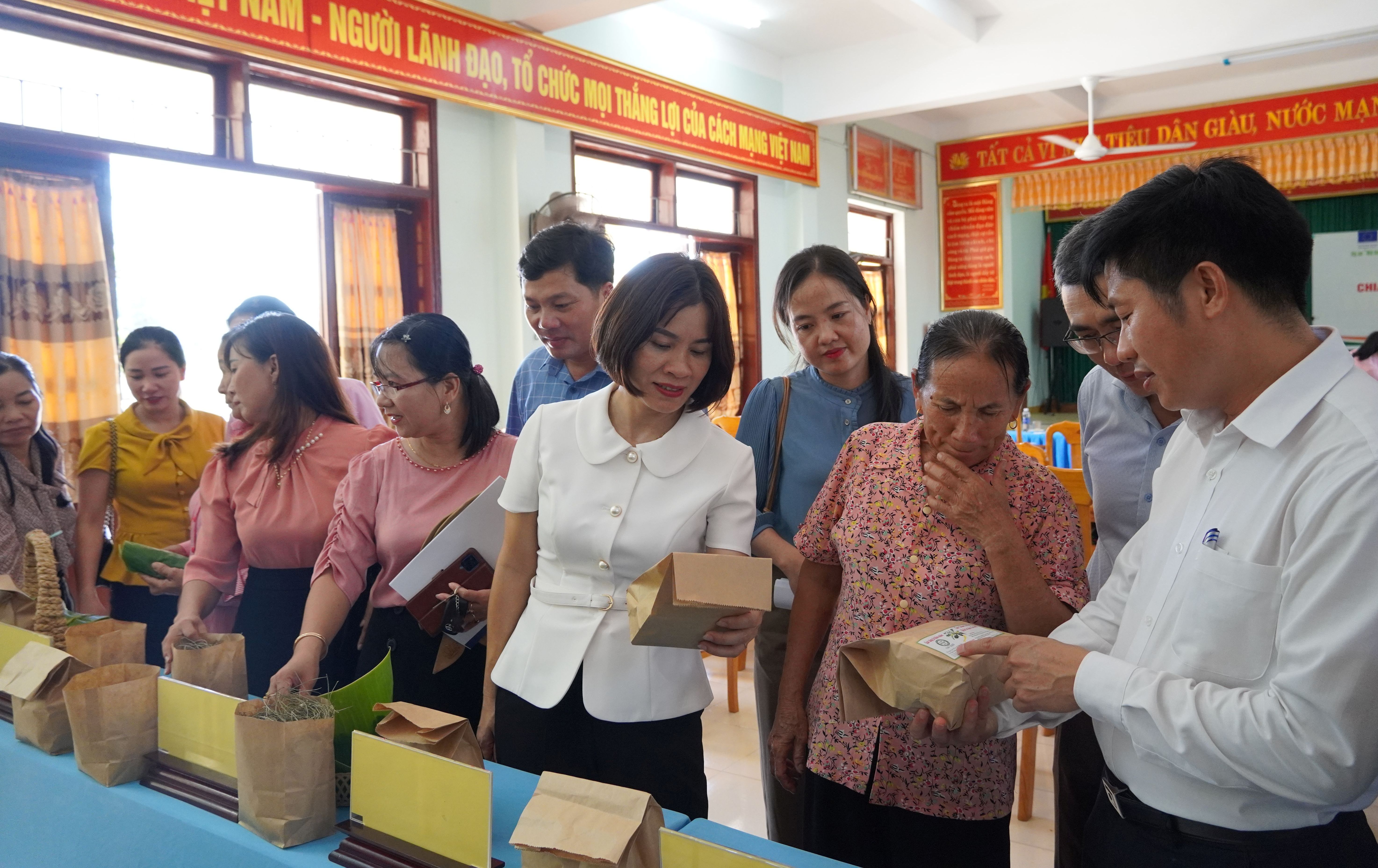 Đại biểu tham quan các sản phẩm được chế biến từ sa sâm trên cát ở Hải Ninh.