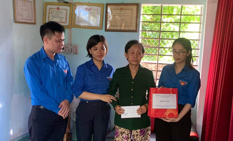 Tuổi trẻ thành phố với chương trình “Triệu túi an sinh” đến với các hộ gia đình chính sách trên địa bàn. 