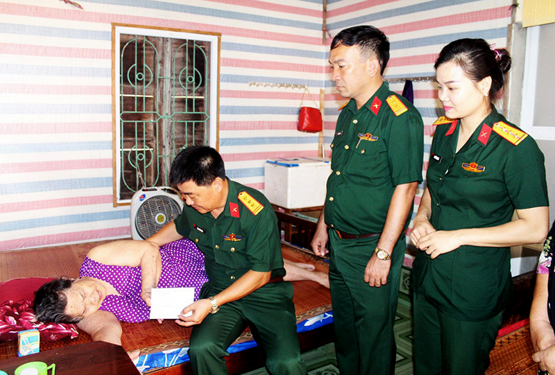 Tuổi trẻ thành phố với chương trình “Triệu túi an sinh” đến với các hộ gia đình chính sách trên địa bàn. 
