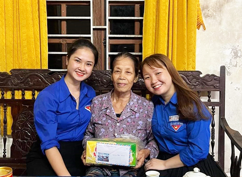 Tuổi trẻ thành phố với chương trình “Triệu túi an sinh” đến với các hộ gia đình chính sách trên địa bàn.