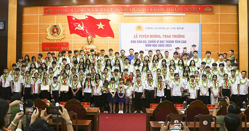 Công an tỉnh  tuyên dương và trao thưởng các học sinh là con CBCS đạt thành tích cao trong năm học 2022-2023.