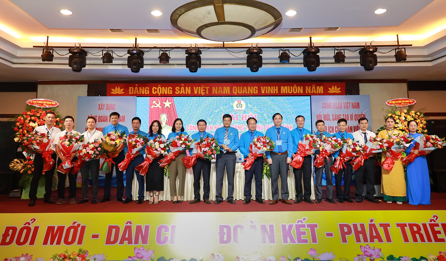Các đồng chí Giám đốc Sở Công thương Phạm Quang Hải và Chủ tịch Liên đoàn Lao động tỉnh Phạm Tiến Nam tặng hoa cho BCHCĐ khoá IV.