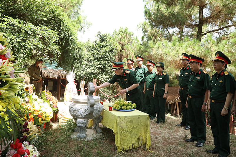 Đồng chí thiếu tướng Lê Văn Thuận, Phó chánh Văn phòng thay mặt đoàn công tác dâng hương mộ đại tướng.