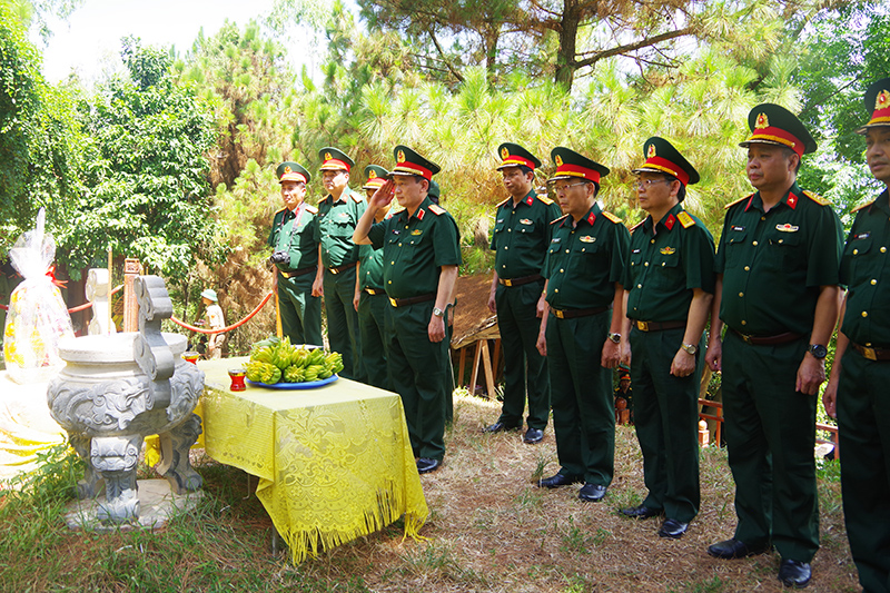 Đoàn công tác dâng hương tướng nhớ Đại tướng Võ Nguyên Giáp.