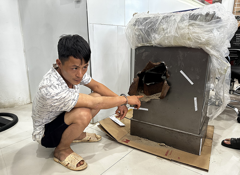 Đối tượng Hoàng Văn Cương tại hiện trường vụ phá két sắt trộm tài sản.