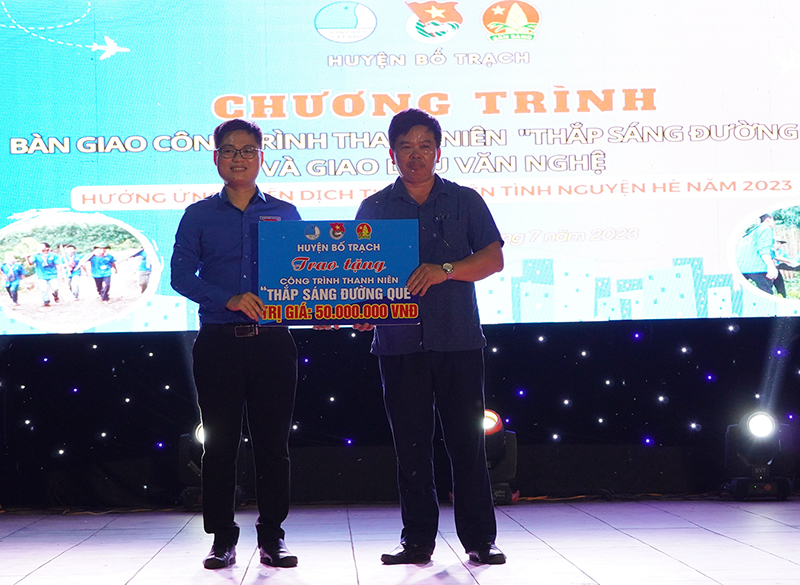Ban Thường vụ Huyện đoàn Bố Trạch trao biển công trình thanh niên cho đại diện lãnh đạo xã Phú Định.