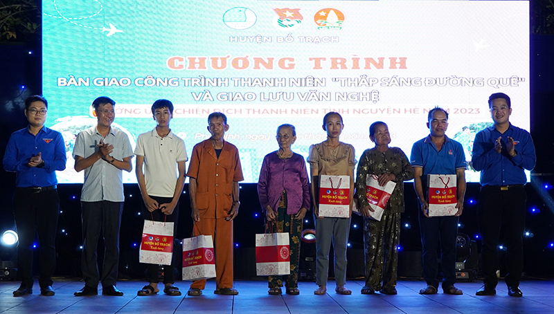 Đại diện lãnh đạo Tỉnh đoàn, Ban Dân vận Huyện ủy, Huyện đoàn Bố Trạch trao quà cho các gia đình chính sách trên địa bàn xã Phú Định.