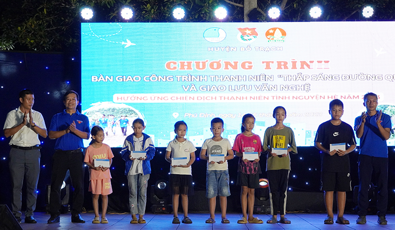 Đại diện các cụm Đoàn trực thuộc Huyện đoàn Bố Trạch tặng quà cho các học sinh có hoàn cảnh khó khăn trên địa bàn huyện Bố Trạch.
