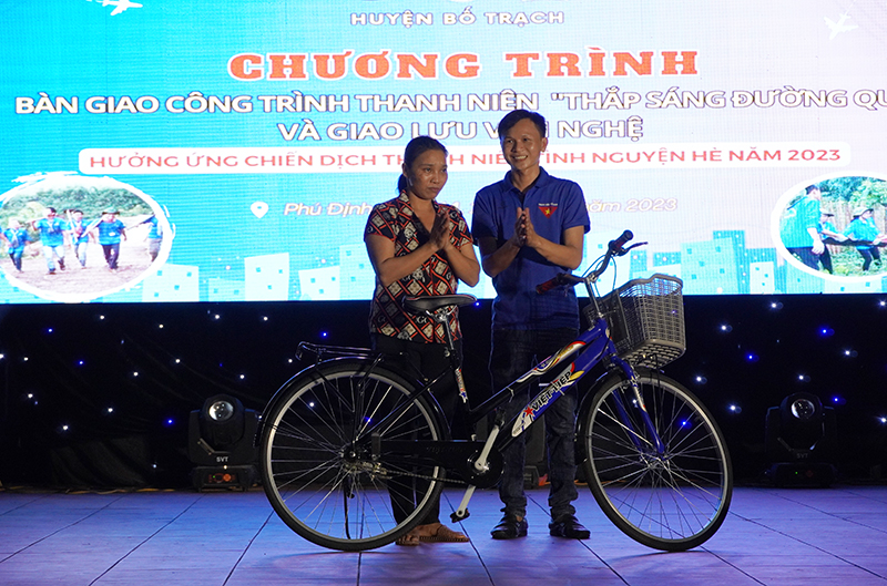 Đại diện các cụm Đoàn trực thuộc Huyện đoàn Bố Trạch tặng xe đạp cho học sinh có hoàn cảnh khó khăn trên địa bàn huyện Bố Trạch.