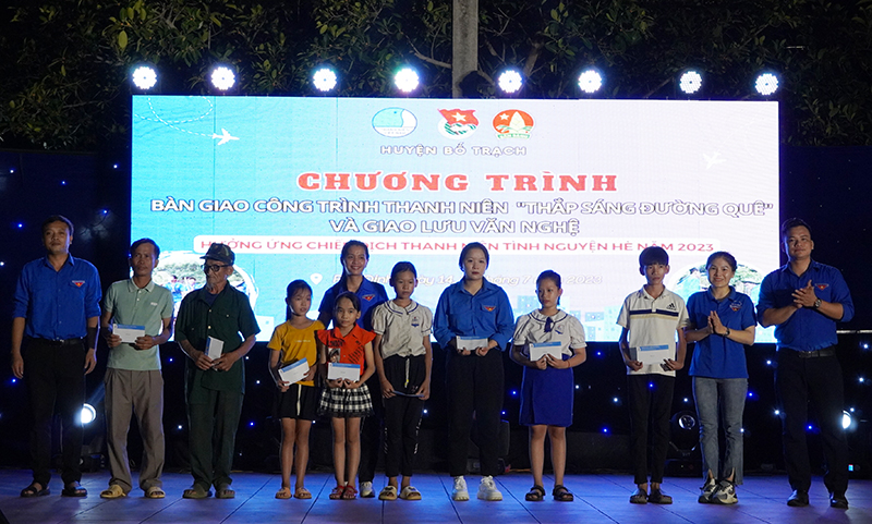 Đại diện các cụm Đoàn trực thuộc Huyện đoàn Bố Trạch tặng quà cho các học sinh có hoàn cảnh khó khăn trên địa bàn huyện Bố Trạch.