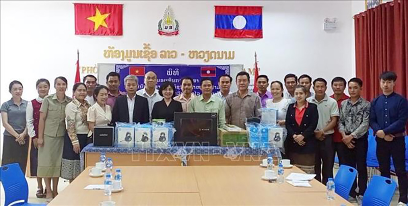 Ban Tổ chức trao quà và học bổng cho nhà trường và sinh viên có thành tích học tập xuất sắc năm học 2022 - 2023. Ảnh: TTXVN phát