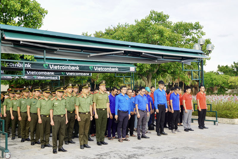 Các đại biểu làm lễ dâng hương, tưởng niệm các anh hùng, liệt sỹ.
