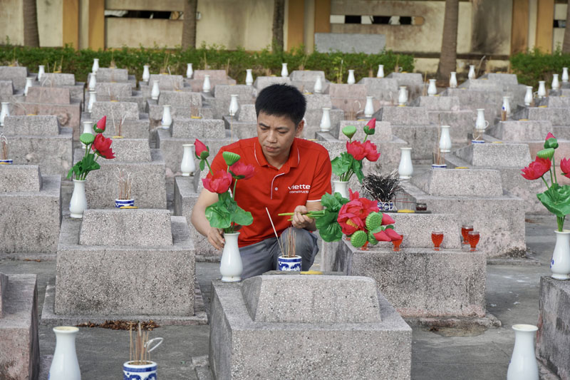 Dâng hoa lên phần mộ các anh hùng, liệt sỹ.