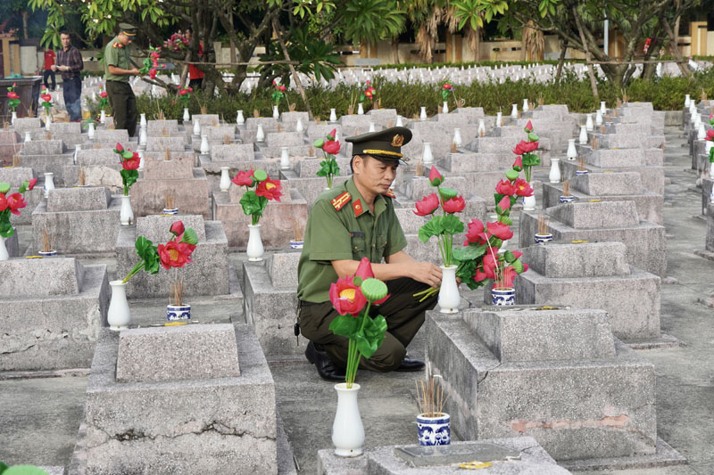 Hơn 3.300 bó hoa đã được thay trên phần mộ các anh hùng, liệt sỹ tại Nghĩa trang Ba Dốc.