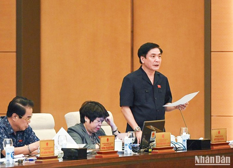Tổng Thư ký Quốc hội, Chủ nhiệm Văn phòng Quốc hội Bùi Văn Cường trình bày báo cáo tổng kết Kỳ họp thứ 5 và cho ý kiến bước đầu về việc chuẩn bị Kỳ họp thứ 6, Quốc hội khóa XV. (Ảnh: DUY LINH)