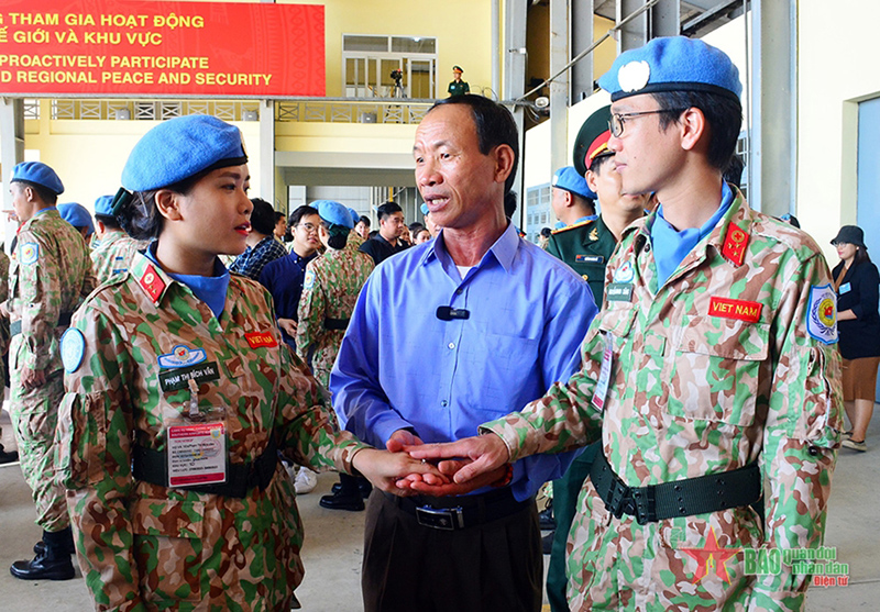 Ông Nguyễn Viết Khê động viên con trai là Thượng úy Nguyễn Minh Dũng và con dâu là Trung úy QNCN Phạm Thị Bích Vân trước giờ lên đường. 