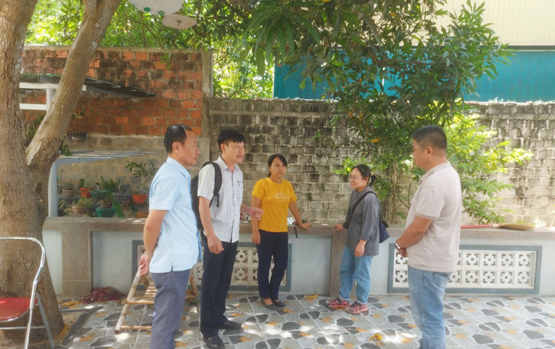 Cán bộ CDC Quảng Bình trực tiếp điều tra dịch tễ tại khu vực xảy ra trường hợp tử vong do bệnh dại tại phường Đồng Sơn.