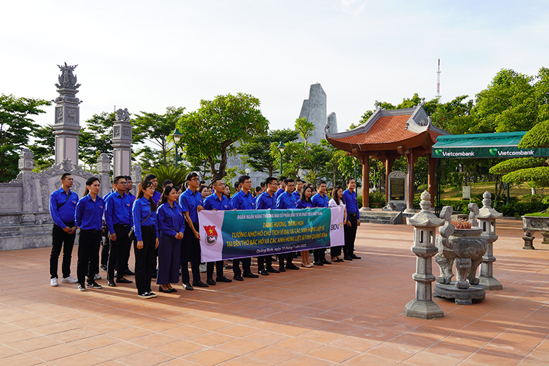 Đoàn viếng Đền thờ Bác Hồ và các Anh hùng liệt sỹ tỉnh.