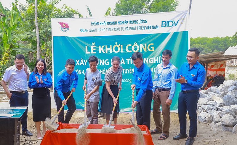 Tổ chức lễ khởi công xây dựng nhà cho gia đình ông Hà Văn Tư ở thôn 4, xã Ngư Hóa, huyện Tuyên Hoá.