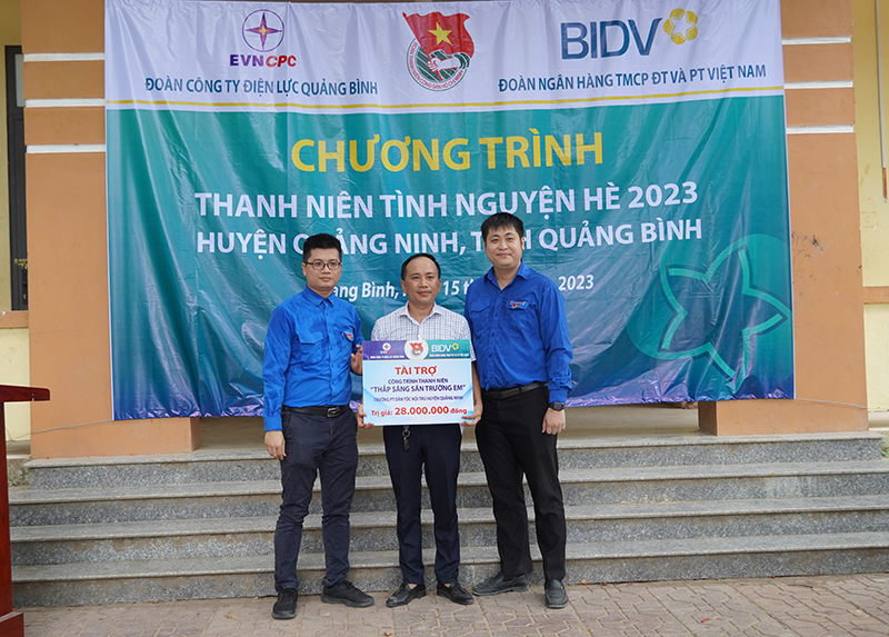 Phối hợp với Đoàn cơ sở Công ty Điện lực Quảng Bình bàn giao công trình  
