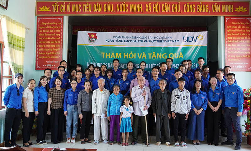 Trao tiền hỗ trợ 5 gia đình chính sách (mỗi suất 2 triệu đồng) trên địa bàn huyện Lệ Thủy và hỗ trợ kinh phí nuôi dưỡng 12 tháng cho 4 trẻ em nghèo có hoàn cảnh khó khăn, thông qua Hội Bảo trợ Bệnh nhân nghèo tỉnh Quảng Bình (12 triệu đồng/em/năm).