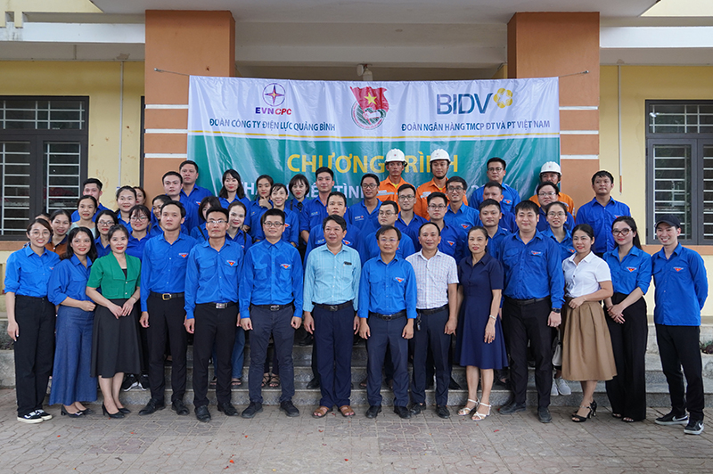 Các thành viên trong đoàn chụp ảnh lưu niệm với các trường nhận tài trợ ở huyện Quảng Ninh.