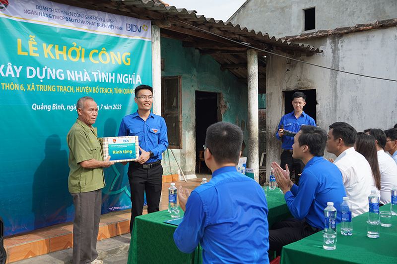 Đoàn cơ sở BIDV Chi nhánh Quảng Bình trao quà cho gia đình bà Đỗ Thị Thủy ở thôn 6, xã Trung Trạch, huyện Bố Trạch.
