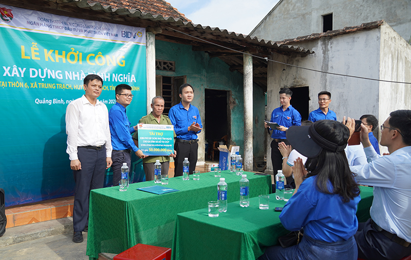 Đoàn trao 50 triệu đồng hỗ trợ gia đình bà Đỗ Thị Thủy ở thôn 6, xã Trung Trạch, huyện Bố Trạch, với sự chứng kiến của lãnh đạo địa phương và bà con, họ hàng.