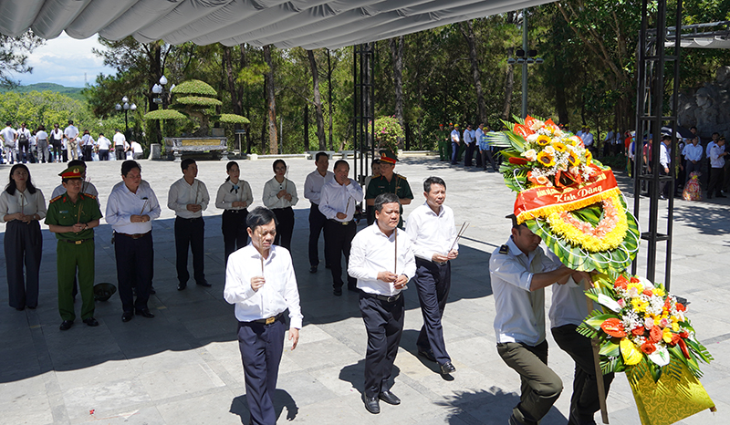 Đoàn đại biểu thành phố dâng hoa, dâng hương tại Nghĩa trang Nghĩa trang liệt sỹ Quốc gia Trường Sơn.