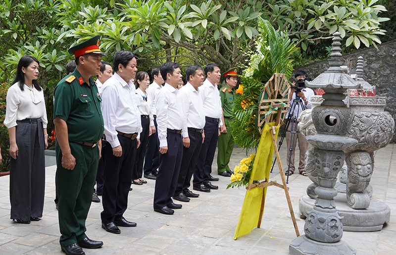 Đoàn đại biểu thành phố viếng các anh hùng liệt sỹ Đền tưởng niệm các anh hùng, liệt sỹ đường 20 Quyết Thắng. 